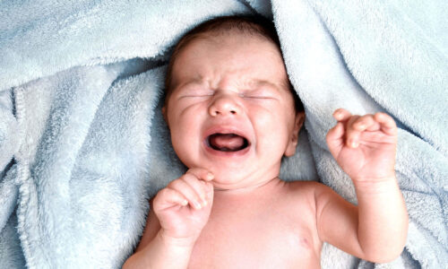 Pourquoi les bébés pleurent ?